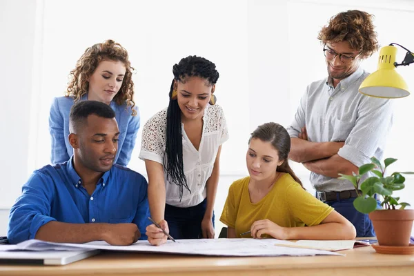 多様性 ビジネスの人々やオフィスでのチームワークの計画 戦略やコラボレーションの文書に書き込みます 職場でのチームブレインストーミングでの書類作成に取り組む多様な従業員のグループ — ストック写真
