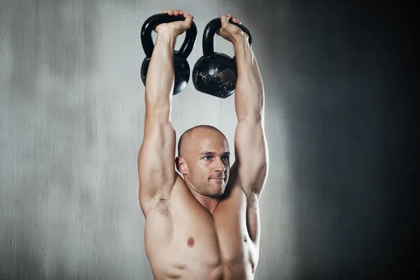 Fitness Männer Und Gewichtheben Mit Kettlebell Für Workout Armgymnastik Oder — Stockfoto