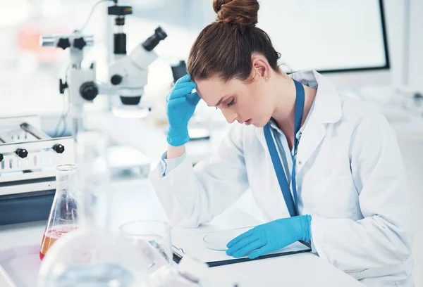 何か見落とした 疲れた若い女性科学者が一日中研究室内で実験を行いながら — ストック写真