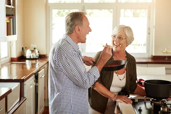 在退休后 与家人共进午餐或晚餐 享用美味 快乐或老夫老妻的厨房烹调健康食品 澳大利亚的老年妇女与成熟的丈夫一起品尝或微笑做饭 — 图库照片