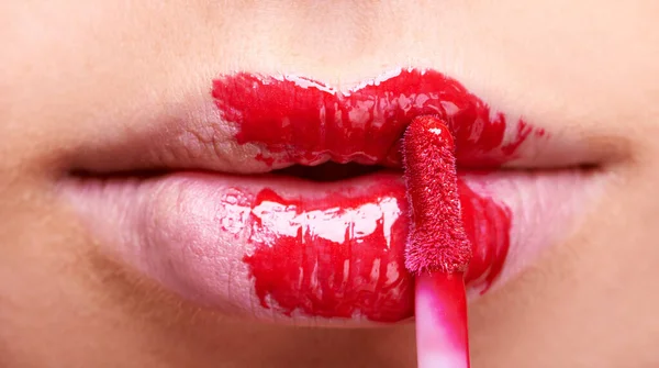 女性唇 红色口红和刷子 化妆和美容特写用大胆的颜色和化妆品 美容美发 美容美发 唇彩美容美发的女性典范 — 图库照片