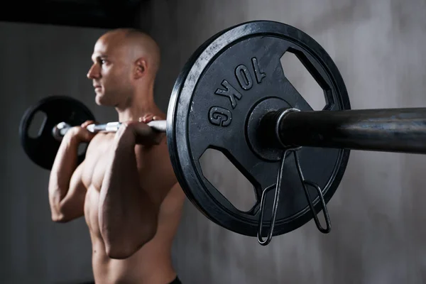 ジムでのトレーニング ボディビルディング または腕のトレーニングのためのバーベル付きのフィットネス 男と重量挙げ フィット感 アクティブまたは強い筋肉ボディビルダー強烈な強さやパワー行使のための男性のリフティング重量 — ストック写真