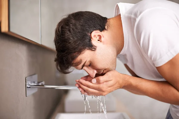Yıkanan Yüz Sağlık Için Banyoda Bir Adam Yüz Temizleme Sabah — Stok fotoğraf
