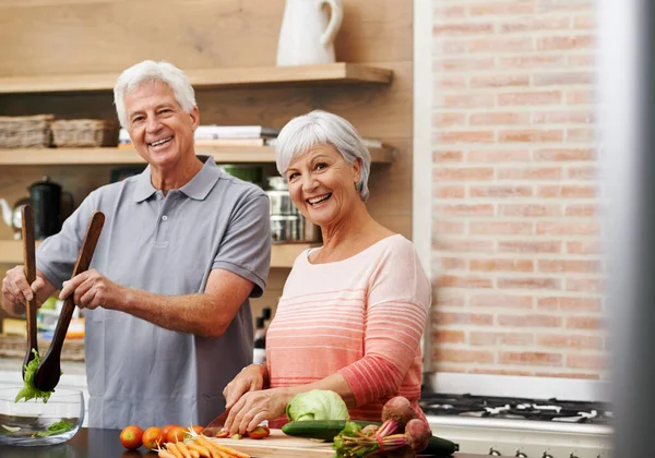 在厨房里为这对老夫妇做饭 帮忙和画像 以获得沙拉 爱情和营养 微笑着退休吧 与老男人和女人一起在家里切蔬菜当食物 晚餐和菜谱 — 图库照片
