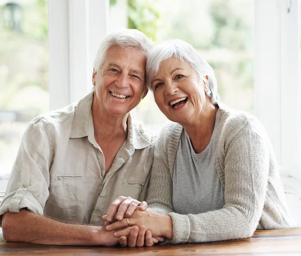 肖像画 シニアカップルの愛 ケアと自宅で一緒にリラックスのための手を保持 幸せな老人の顔 女性と信頼のための手を助けます 退職でパートナーへのサポートと忠誠心 — ストック写真