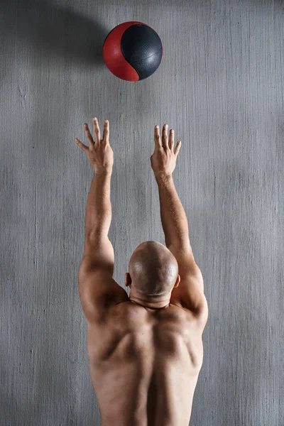 Fitness Wand Und Mann Werfen Medizinball Krafttraining Bodybuilding Entwicklung Oder — Stockfoto