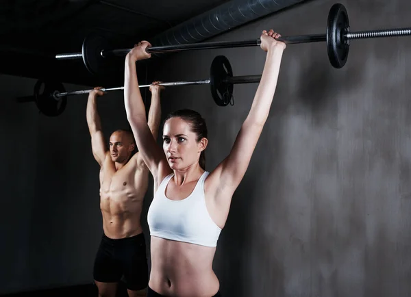 ジムでの激しいトレーニング またはボディービルのためのベル付きフィットネス 人々と重量挙げ 腕の筋肉やワークアウトのためのフィット感 アクティブで強い女性と男のリフティング重量一緒に — ストック写真
