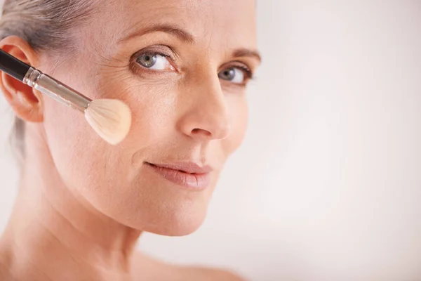 Beauty Foundations Cropped Portrait Mature Woman Applying Makeup Her Face — Stock Photo, Image