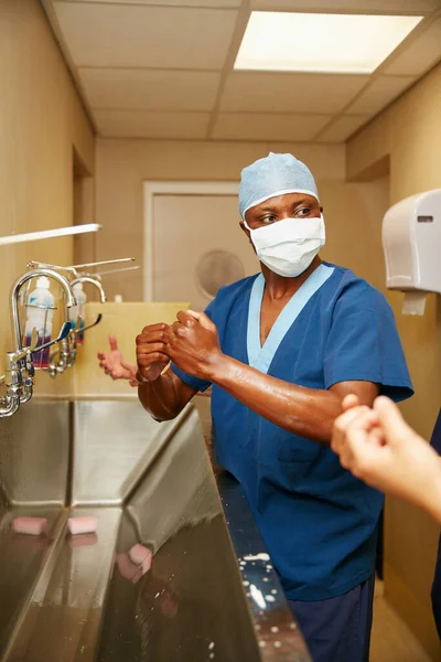 Esterilizado Para Próxima Cirugía Equipo Cirujanos Esterilizando Sus Brazos Manos —  Fotos de Stock