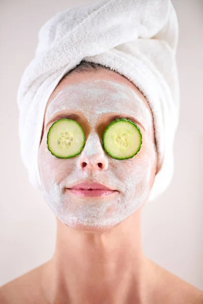 Rejuvenating Her Skin Mature Woman Mask Applied Her Face Cucumber — Stock Photo, Image