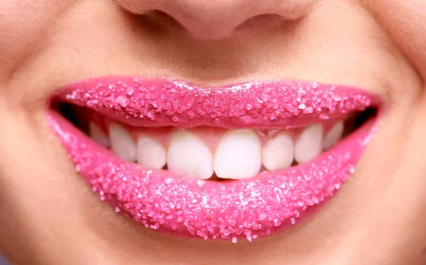 Lábios Mulher Feliz Batom Rosa Açúcar Esfregar Closeup Maquiagem Beleza — Fotografia de Stock