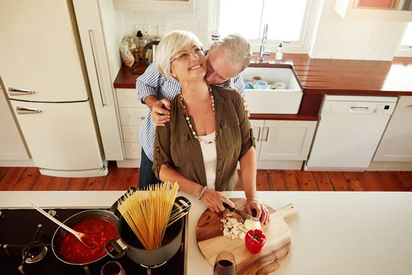 Поцелуй Объятия Пожилая Пара Приготовления Пищи Здоровой Веганской Диеты Вместе — стоковое фото