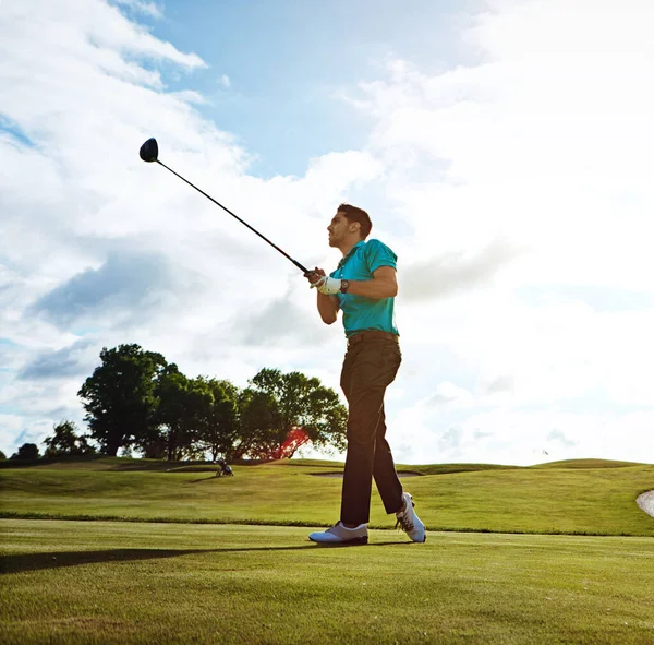 Haciendo Primera Toma Cada Vez Hombre Practicando Swing Campo Golf — Foto de Stock
