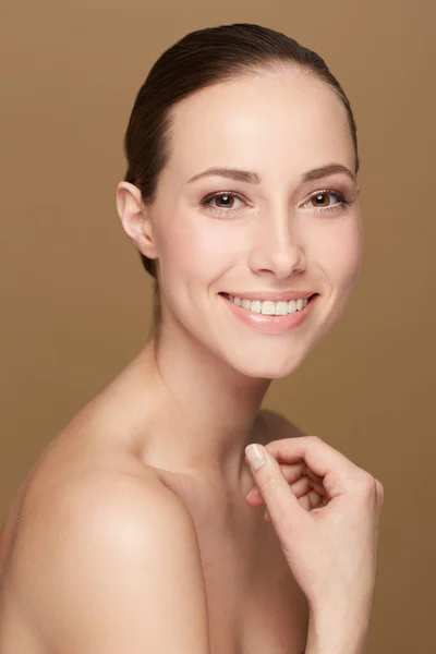 Portret Uśmiech Kobieta Urodą Dermatologią Pielęgnacją Brązowym Tle Pracowni Twarz — Zdjęcie stockowe