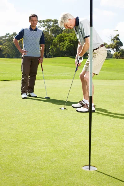 마지막 구멍의 압박을 느끼는 남자가 골프를 있어요 — 스톡 사진