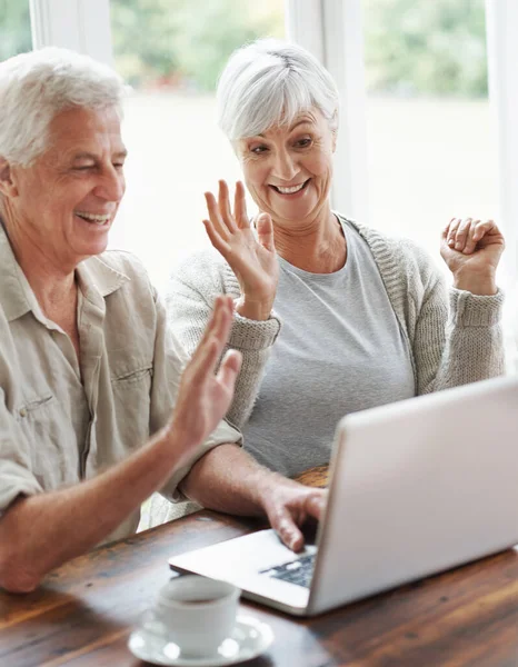 Feliz Pareja Ancianos Portátil Saludos Videollamada Comunicación Por Internet Chat —  Fotos de Stock