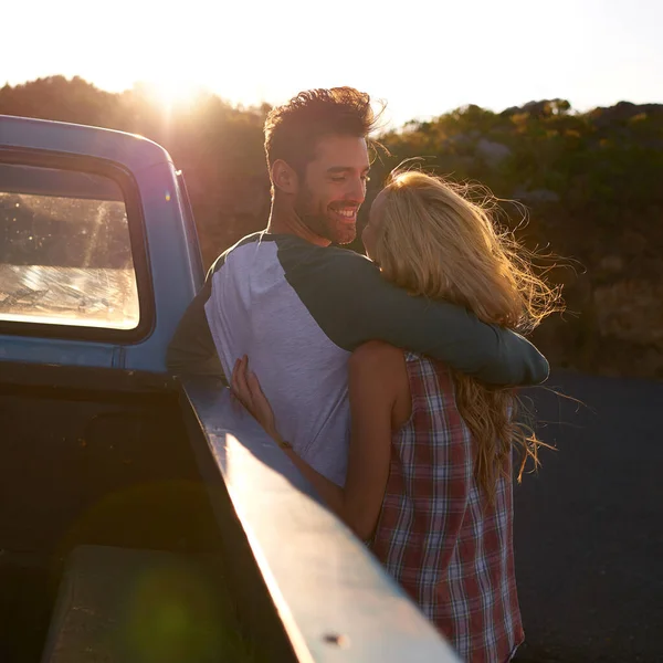 日付に結合するためのロマンチックな休日の休暇に自然の中で道路の旅の中で抱擁 トラックや幸せなカップル 一緒に公園でロマンスと楽しい夏の週末の休憩を受け入れるために抱擁車 旅行や人々 — ストック写真