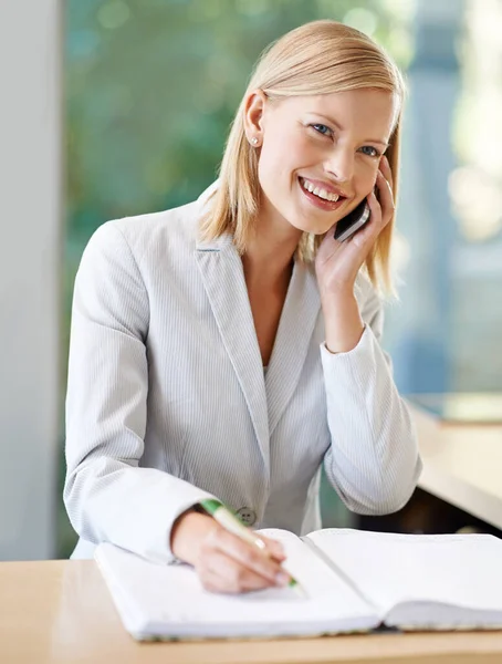 Vrouw Telefoon Receptioniste Maken Aantekeningen Lachen Praten Bij Receptie Mobiele — Stockfoto