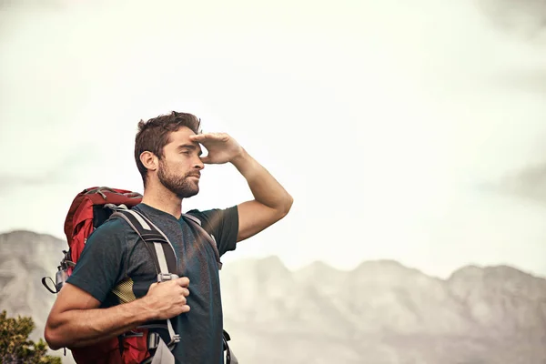 健康のための自然の中でのフィットネスの後の冒険の思考にトレッキング 山と男 モックアップスペース トレーニング ハイキングで休憩中の旅行 若い男性 — ストック写真