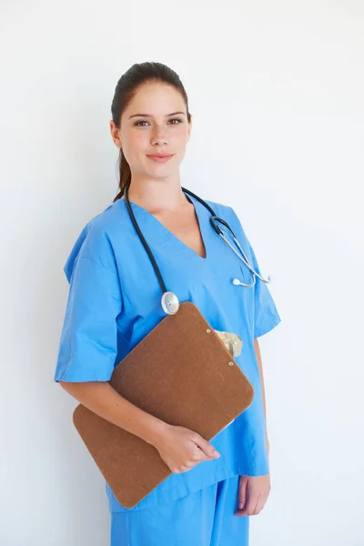 Retrato Estúdio Sorriso Enfermeira Com Lista Verificação Área Transferência Para — Fotografia de Stock