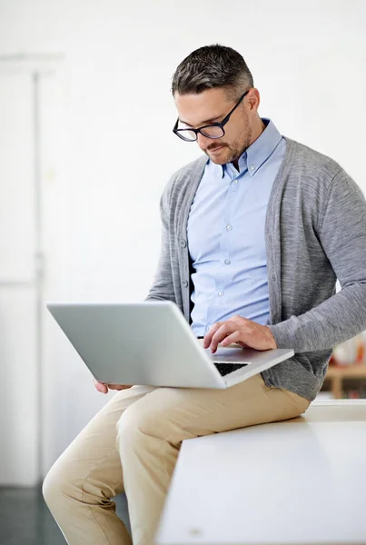 Trabalhador Diligente Homem Negócios Usando Laptop Enquanto Sentado Sua Mesa — Fotografia de Stock