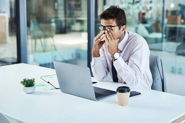 Stress Laptop Homem Com Dor Cabeça Escritório Frustrado Com Falha — Fotografia de Stock