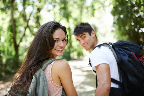 一定很喜欢徒步旅行一对年轻夫妇在森林中远足 — 图库照片