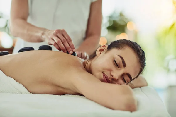 Gezondheid Ontspanning Vrouw Krijgen Een Hete Steen Terug Massage Spa — Stockfoto