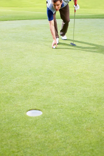 Männlicher Golfer Platziert Den Ball Zum Putten Männlicher Golfer Platziert — Stockfoto