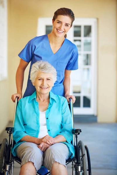 在医院诊所帮助老年病人求医的画像 护士或坐在轮椅上的快乐老妇人 与老年残疾人交谈的信任 微笑或医疗保健护理人员 — 图库照片