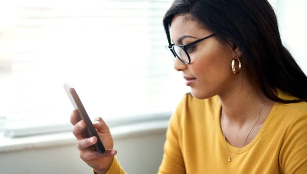Telepon Pencarian Dan Wanita Membaca Secara Online Posting Media Sosial — Stok Foto