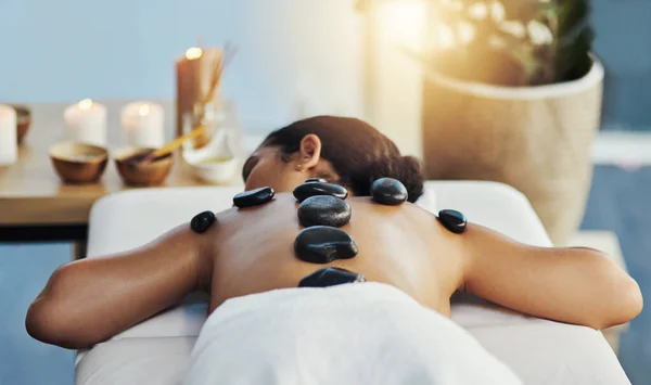 Kadın Rahatla Masaj Merkezinde Cilt Bakımı Güzellik Yatakta Vücut Bakımı — Stok fotoğraf
