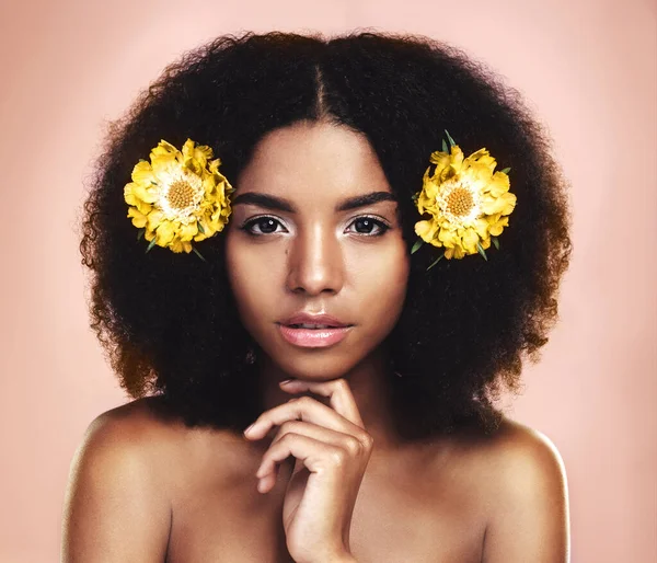 Portret Vrouw Bloemen Afro Studio Achtergrond Voor Schoonheid Bloemige Esthetiek — Stockfoto