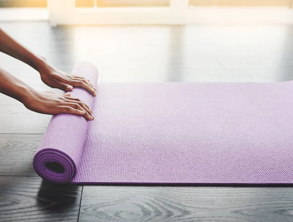 特写和瑜伽垫在地板上滚动 以便在家里 健身房或房间里进行锻炼 冥想或精神训练 黑人女人 锻炼模仿或准备普拉提 健康和健康 — 图库照片