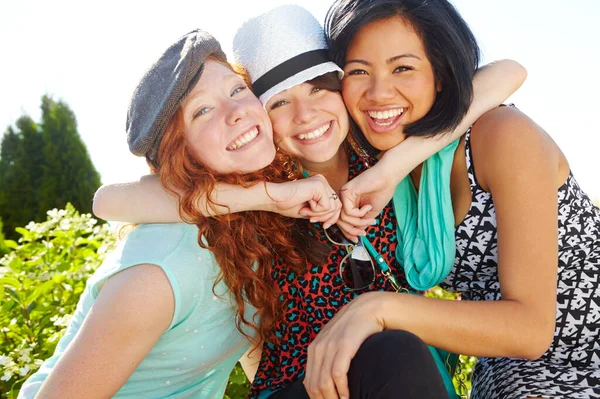 Tutto Quello Che Serve Proprio Qui Tre Ragazze Adolescenti Sorridenti — Foto Stock