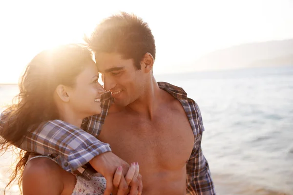 Verlieben Ein Junges Paar Genießt Einen Strandurlaub — Stockfoto