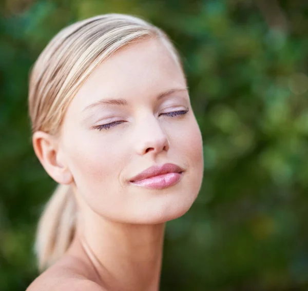 Belleza Maquillaje Rostro Una Mujer Aire Libre Naturaleza Para Cosmética —  Fotos de Stock