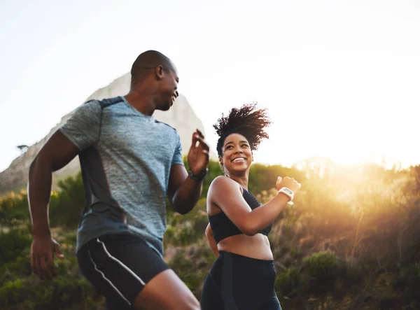 レース マラソンや競争のための山のトレーニングによって自然界で実行されているフィットネス エネルギーや選手 スポーツ 健康とアフリカのカップルは 屋外のカーディオワークアウトを行うか 日没時に一緒に運動 — ストック写真