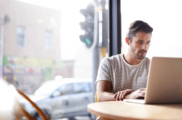コーヒーショップ ウェブ接続 ラップトップとレンズフレアを持つ男がカフェでコードワークをしています オンラインの仕事とコンピュータの書き込みを中心としたレストランでの技術 電子メールや男性のフリーランスの顧客 — ストック写真