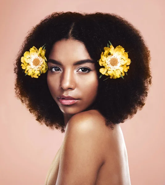 Ciddi Bir Kadının Yüzü Stüdyo Arka Planında Çiçekler Saçlar Çevre — Stok fotoğraf