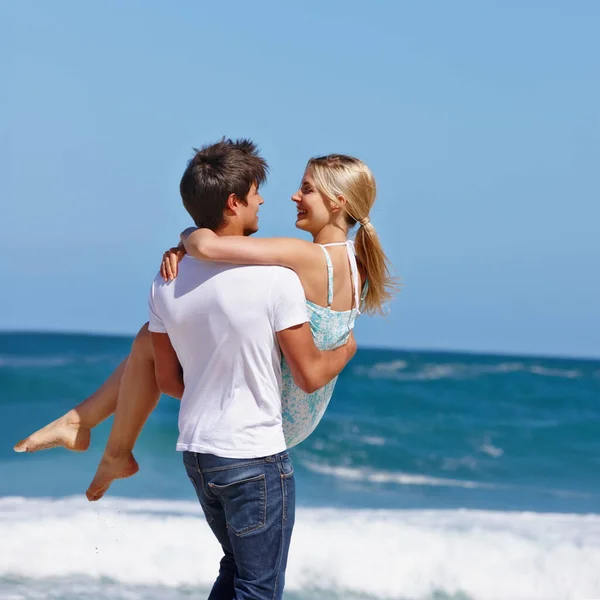 Amo Para Sempre Jovem Casal Feliz Desfrutando Dia Romântico Praia — Fotografia de Stock