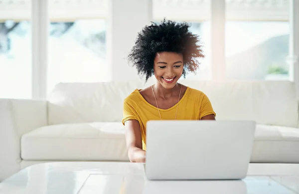 ラップトップ 笑顔と計画 ウェブサイトやリモートワーカーのためのリビングルームで黒人女性とリラックスしてください ブログ 電子メールのための自宅で女性フリーランスとのネットワーキングとソーシャルメディア 技術とインターネット — ストック写真