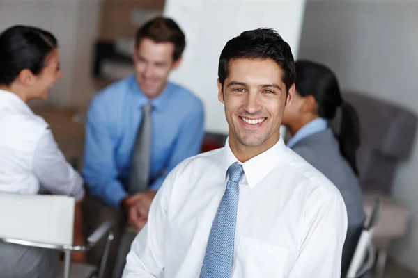 彼の経営技術は誰にも劣らない ビジネスのプレゼンテーション中に自信を持って笑顔のハンサムな経営者 — ストック写真
