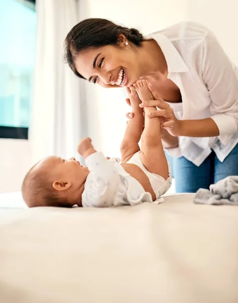 Feliz Amor Uma Mãe Com Seu Bebê Quarto Sua Casa — Fotografia de Stock