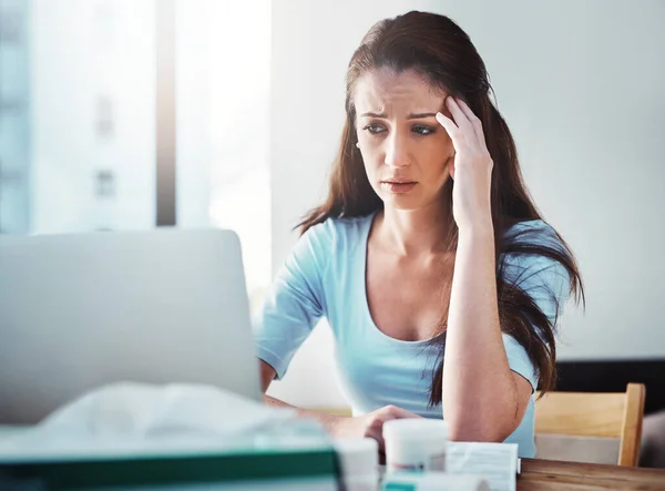 Stress Huvudvärk Och Kvinna Gör Forskning Bärbar Dator För Hennes — Stockfoto