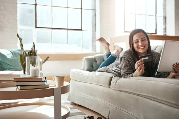 Rahatla Online Alışveriş Kredi Kartı Mutlu Bir Kadın Evde Tablet — Stok fotoğraf