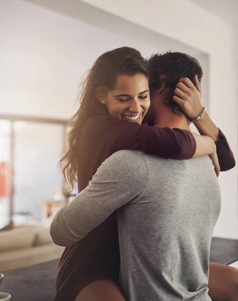 Glücklich Paar Und Umarmung Hause Für Die Liebe Romantische Bindungsqualität — Stockfoto