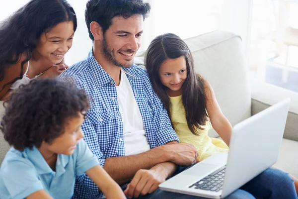 笔记本电脑 快乐的家庭和爸爸 孩子们一起看社交网络视频 在线娱乐节目或数字电影 与父亲一起笑 照顾和一群孩子流连忘返订阅电影 — 图库照片