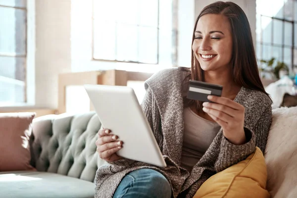 Mutluluk Çevrimiçi Alışveriş Kredi Kartı Koltuktaki Kadın Tabletteki Mobil Uygulama — Stok fotoğraf