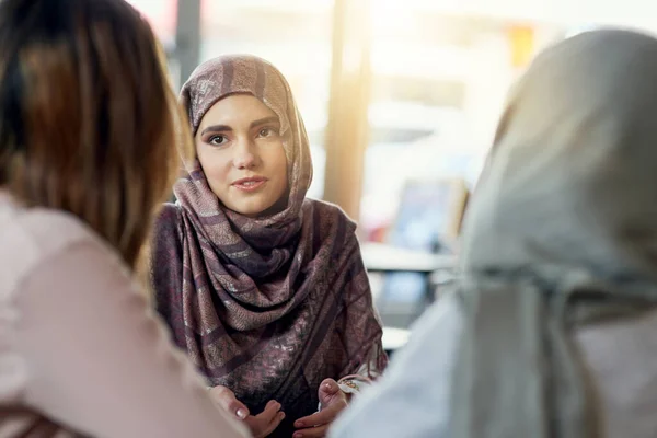朋友圈和穆斯林妇女在咖啡馆里聊天 结伴和交谈 咖啡店 休闲和伊斯兰女孩 团体或人们在餐馆里聊天 聊天和讨论社交聚会 — 图库照片